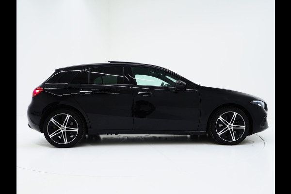 Mercedes-Benz A-Klasse 250 e Luxury Line | Panoramadak | Sfeerlicht | Camera | Keyless | Zwarte Hemel | Cruise | DAB