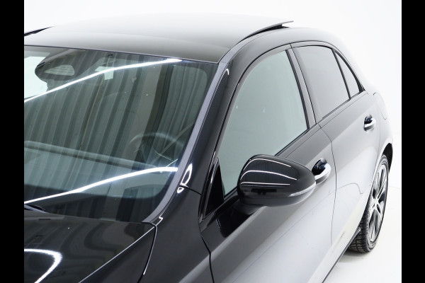 Mercedes-Benz A-Klasse 250 e Luxury Line | Panoramadak | Sfeerlicht | Camera | Keyless | Zwarte Hemel | Cruise | DAB