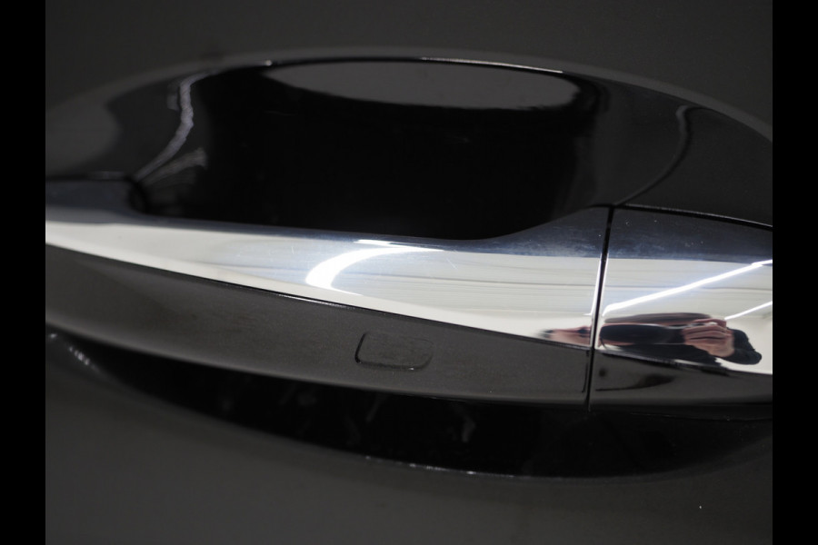 Mercedes-Benz A-Klasse 250 e Luxury Line | Panoramadak | Sfeerlicht | Camera | Keyless | Zwarte Hemel | Cruise | DAB