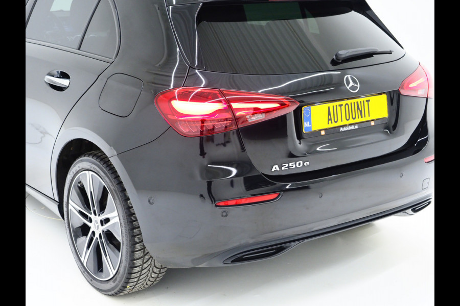 Mercedes-Benz A-Klasse 250 e Luxury Line | Panoramadak | Sfeerlicht | Camera | Keyless | Zwarte Hemel | Cruise | DAB