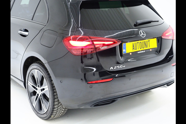 Mercedes-Benz A-Klasse 250 e Luxury Line | Panoramadak | Sfeerlicht | Camera | Keyless | Zwarte Hemel | Cruise | DAB
