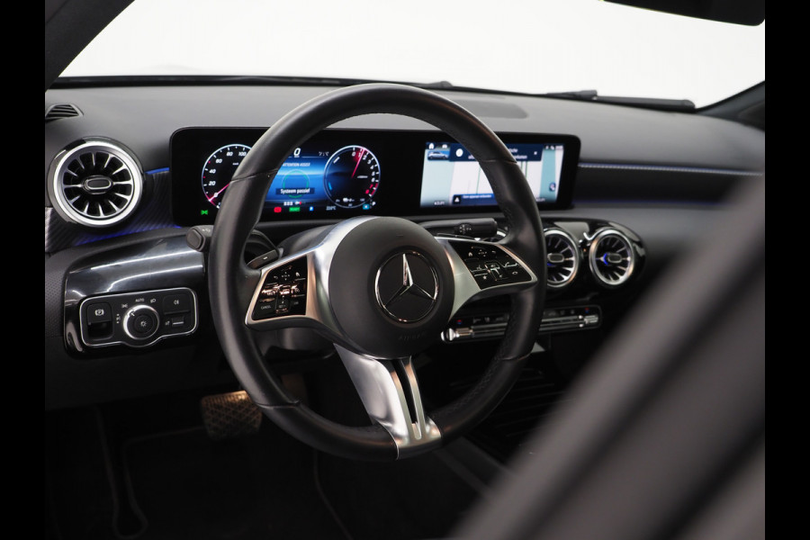 Mercedes-Benz A-Klasse 250 e Luxury Line | Panoramadak | Sfeerlicht | Camera | Keyless | Zwarte Hemel | Cruise | DAB
