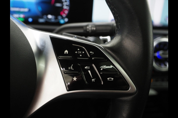 Mercedes-Benz A-Klasse 250 e Luxury Line | Panoramadak | Sfeerlicht | Camera | Keyless | Zwarte Hemel | Cruise | DAB