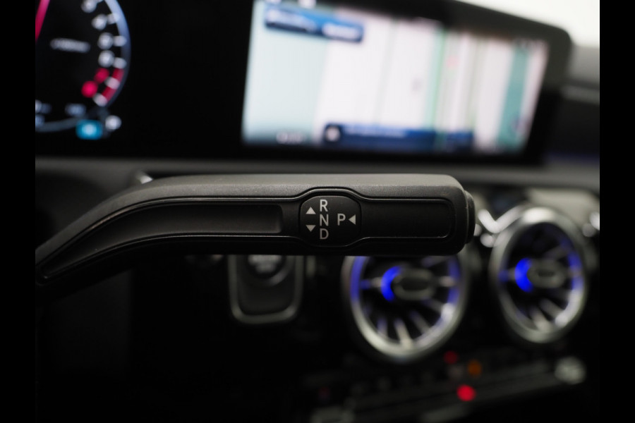 Mercedes-Benz A-Klasse 250 e Luxury Line | Panoramadak | Sfeerlicht | Camera | Keyless | Zwarte Hemel | Cruise | DAB