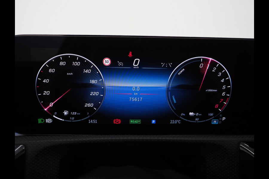 Mercedes-Benz A-Klasse 250 e Luxury Line | Panoramadak | Sfeerlicht | Camera | Keyless | Zwarte Hemel | Cruise | DAB