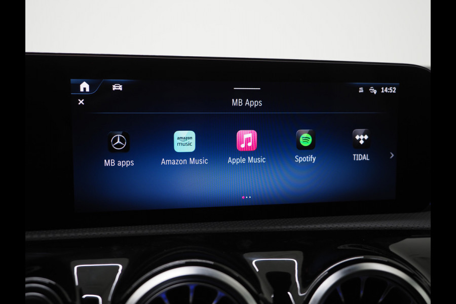 Mercedes-Benz A-Klasse 250 e Luxury Line | Panoramadak | Sfeerlicht | Camera | Keyless | Zwarte Hemel | Cruise | DAB