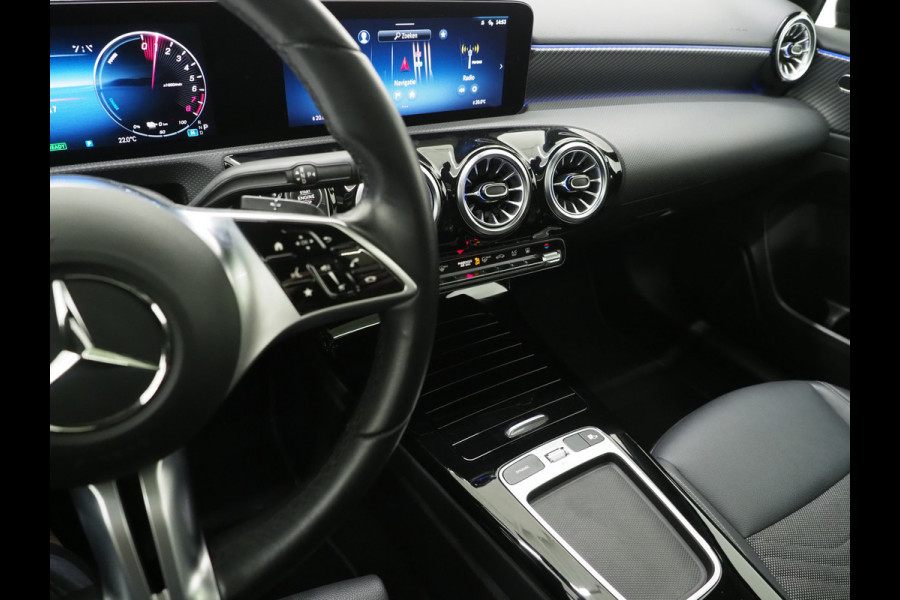 Mercedes-Benz A-Klasse 250 e Luxury Line | Panoramadak | Sfeerlicht | Camera | Keyless | Zwarte Hemel | Cruise | DAB