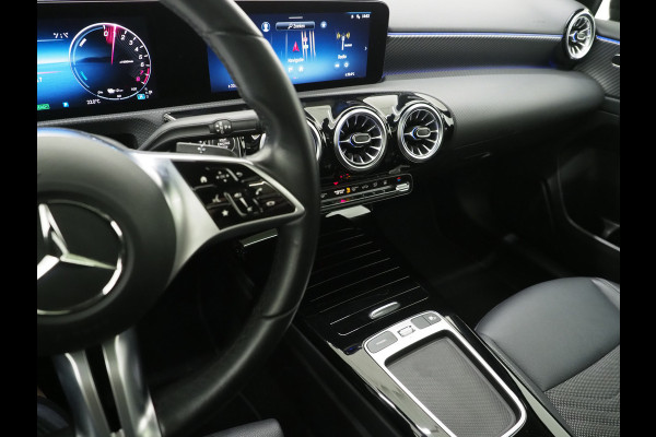 Mercedes-Benz A-Klasse 250 e Luxury Line | Panoramadak | Sfeerlicht | Camera | Keyless | Zwarte Hemel | Cruise | DAB