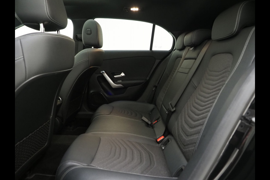 Mercedes-Benz A-Klasse 250 e Luxury Line | Panoramadak | Sfeerlicht | Camera | Keyless | Zwarte Hemel | Cruise | DAB