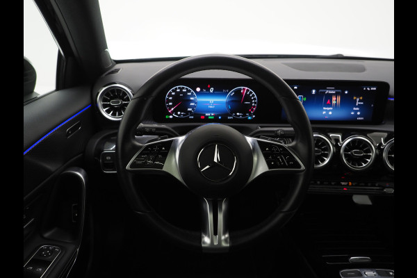 Mercedes-Benz A-Klasse 250 e Luxury Line | Panoramadak | Sfeerlicht | Camera | Keyless | Zwarte Hemel | Cruise | DAB