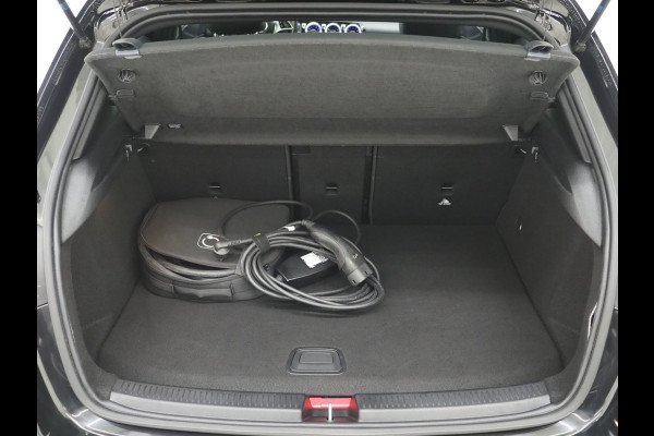 Mercedes-Benz A-Klasse 250 e Luxury Line | Panoramadak | Sfeerlicht | Camera | Keyless | Zwarte Hemel | Cruise | DAB