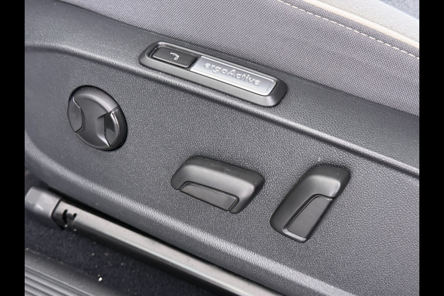 Volkswagen ID.3 First Max 62kWh Pano-Dak Elektr.Stoelen Adap.Cruise Camera Head-Up Matrix-Led Elektr.Stoelen 20"lm Navi Ecc Keyless Advanced SOH 89% Ergo Active Stoelen Stuur+Stoelverwarming Led-a-licht dynamisch Apple Carplay Android Auto Dodehoek detector Origineel Nederlandse Auto € 49.176 nieuw!