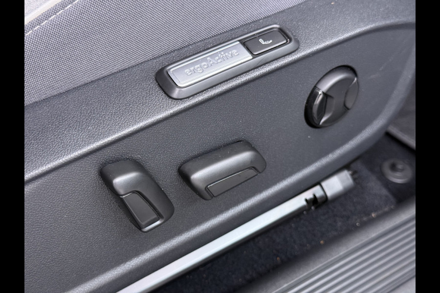 Volkswagen ID.3 First Max 62kWh Pano-Dak Elektr.Stoelen Adap.Cruise Camera Head-Up Matrix-Led Elektr.Stoelen 20"lm Navi Ecc Keyless Advanced SOH 89% Ergo Active Stoelen Stuur+Stoelverwarming Led-a-licht dynamisch Apple Carplay Android Auto Dodehoek detector Origineel Nederlandse Auto € 49.176 nieuw!