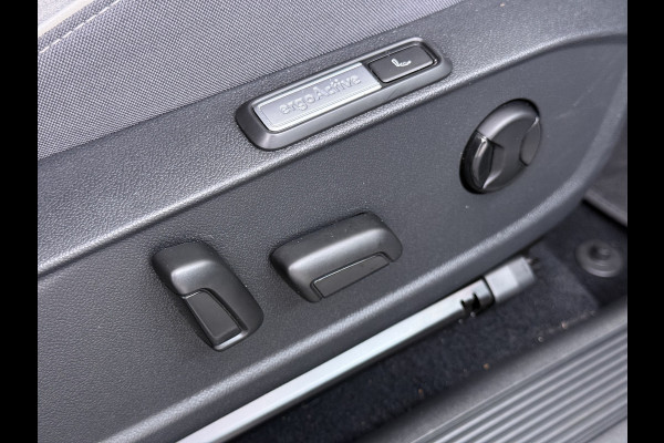 Volkswagen ID.3 First Max 62kWh Pano-Dak Elektr.Stoelen Adap.Cruise Camera Head-Up Matrix-Led Elektr.Stoelen 20"lm Navi Ecc Keyless Advanced SOH 89% Ergo Active Stoelen Stuur+Stoelverwarming Led-a-licht dynamisch Apple Carplay Android Auto Dodehoek detector Origineel Nederlandse Auto € 49.176 nieuw!