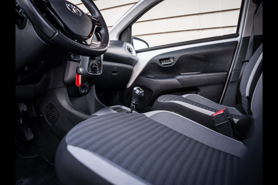 Toyota Aygo 1.0 VVT-i x-play - Automaat l NAP l Camera l App Carplay l Airco