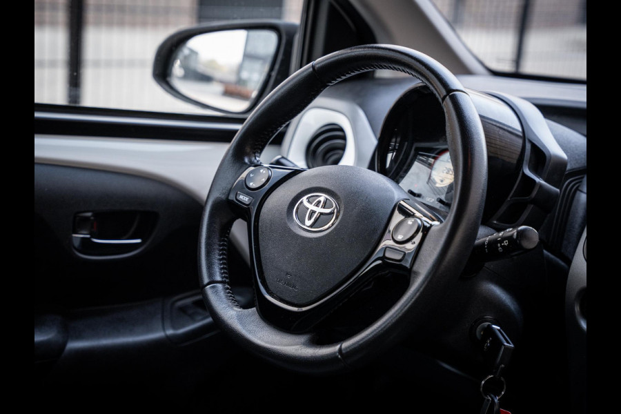 Toyota Aygo 1.0 VVT-i x-play - Automaat l NAP l Camera l App Carplay l Airco