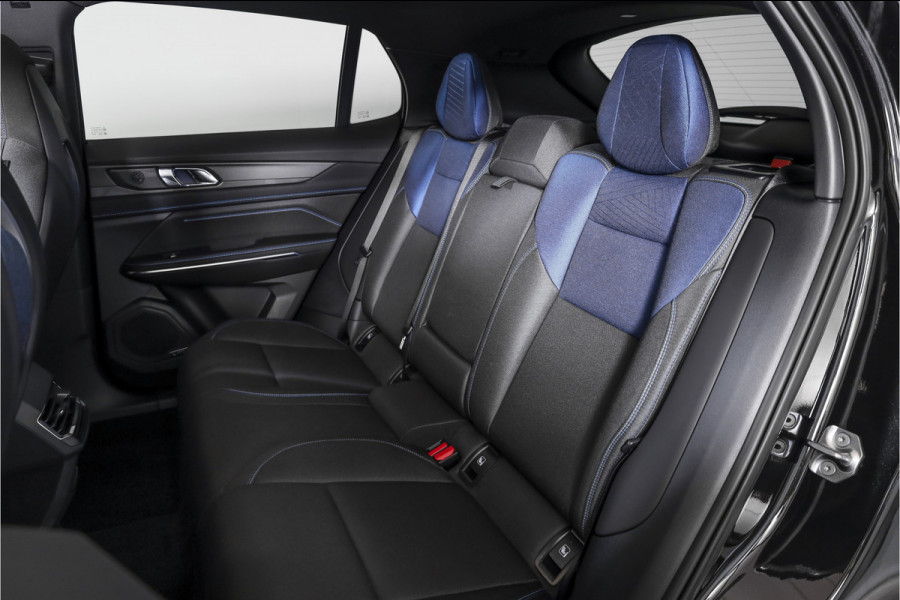 Lynk & Co 01 1.5 PHEV 261PK MY24 | Black pakket | Donkere hemel | 7.4 kWh Boordlader | Stoel-+Stuurverw. | 360 Camera | S/K-panodak | Adapt. Cruise | Memory | Elek. klep | LM 20" | 0721