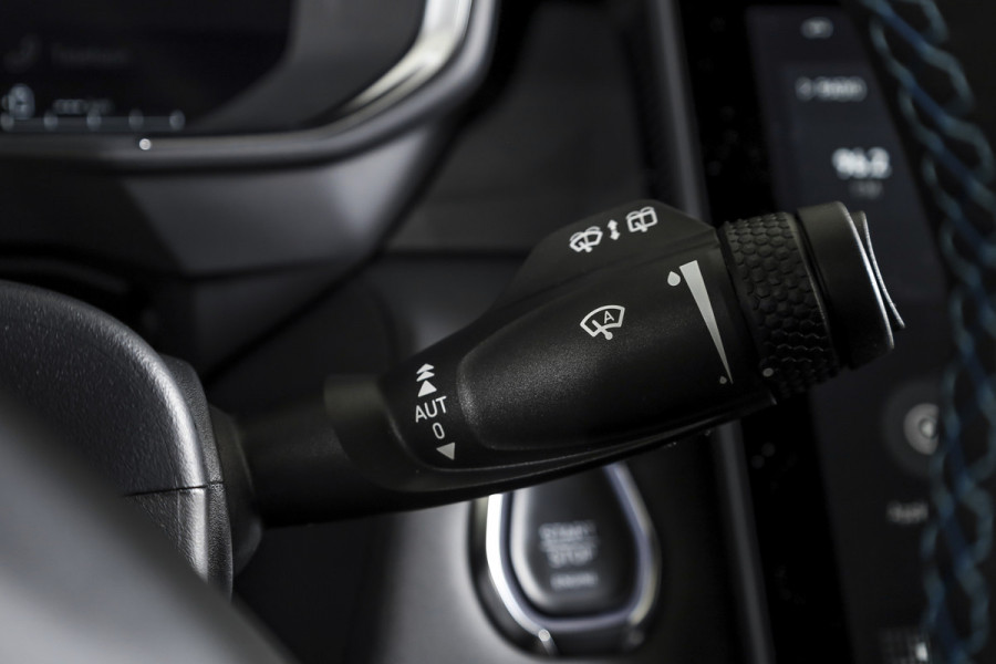 Lynk & Co 01 1.5 PHEV 261PK MY24 | Black pakket | Donkere hemel | 7.4 kWh Boordlader | Stoel-+Stuurverw. | 360 Camera | S/K-panodak | Adapt. Cruise | Memory | Elek. klep | LM 20" | 0721