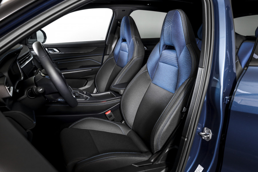 Lynk & Co 01 1.5 PHEV 261PK MY24 | Black Pakket | Donkere hemel | 7.4 kWh Boordlader | Stoel-+Stuurverw. |  360 Camera S/K-panodak | Adapt. Cruise | Memory |  | Elek. klep | LM 20" | 1156