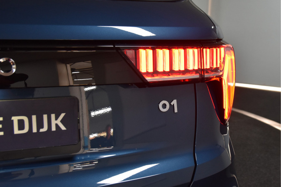 Lynk & Co 01 1.5 PHEV 261PK MY24 | Black Pakket | Donkere hemel | 7.4 kWh Boordlader | Stoel-+Stuurverw. |  360 Camera S/K-panodak | Adapt. Cruise | Memory |  | Elek. klep | LM 20" | 1156