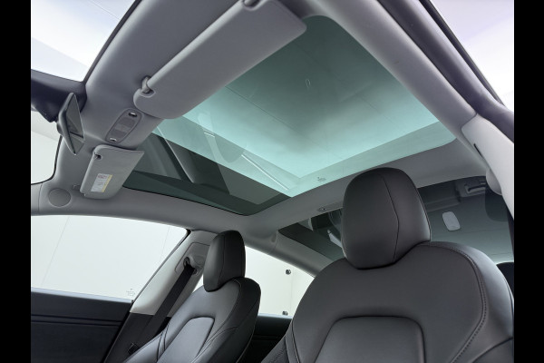 Tesla Model 3 Long Range AWD 75kWh Trekhaak AutoPilot Leeer Pano-dak Adaptive-Cruise Camera's Elektr.-Stuur+Stoelen+Spiegels+Geheugen+Easy-Ent Navi LED DAB Voorverwarmen interieur Keyless One-Pedal-Drive 4WD SOH 86% 1.000KG Trekgewicht Origineel Nederlandse Auto Fabrieksgarantie op Accu en Motor tot 19-12-2027/192.00km € 60.430 nieuw!