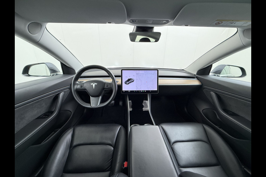 Tesla Model 3 Long Range AWD 75kWh Trekhaak AutoPilot Leeer Pano-dak Adaptive-Cruise Camera's Elektr.-Stuur+Stoelen+Spiegels+Geheugen+Easy-Ent Navi LED DAB Voorverwarmen interieur Keyless One-Pedal-Drive 4WD SOH 86% 1.000KG Trekgewicht Origineel Nederlandse Auto Fabrieksgarantie op Accu en Motor tot 19-12-2027/192.00km € 60.430 nieuw!