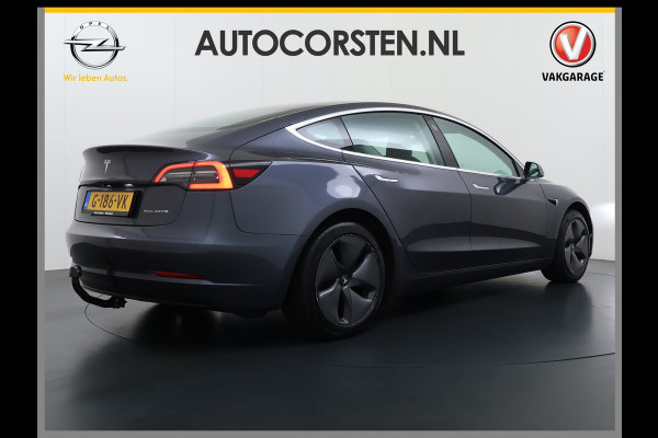 Tesla Model 3 Long Range AWD 75kWh Trekhaak AutoPilot Leeer Pano-dak Adaptive-Cruise Camera's Elektr.-Stuur+Stoelen+Spiegels+Geheugen+Easy-Ent Navi LED DAB Voorverwarmen interieur Keyless One-Pedal-Drive 4WD SOH 86% 1.000KG Trekgewicht Origineel Nederlandse Auto Fabrieksgarantie op Accu en Motor tot 19-12-2027/192.00km € 60.430 nieuw!