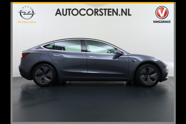 Tesla Model 3 Long Range AWD 75kWh Trekhaak AutoPilot Leeer Pano-dak Adaptive-Cruise Camera's Elektr.-Stuur+Stoelen+Spiegels+Geheugen+Easy-Ent Navi LED DAB Voorverwarmen interieur Keyless One-Pedal-Drive 4WD SOH 86% 1.000KG Trekgewicht Origineel Nederlandse Auto Fabrieksgarantie op Accu en Motor tot 19-12-2027/192.00km € 60.430 nieuw!