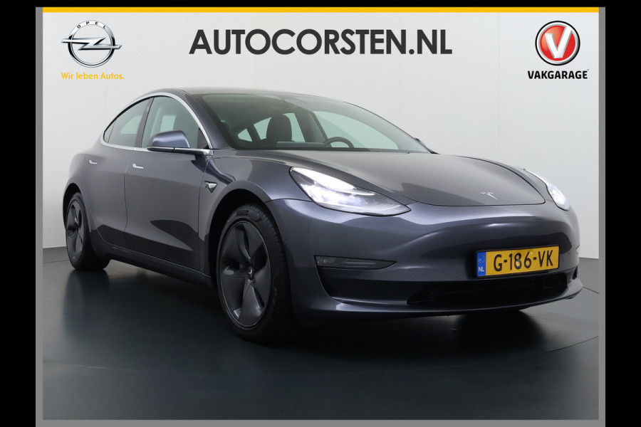 Tesla Model 3 Long Range AWD 75kWh Trekhaak AutoPilot Leeer Pano-dak Adaptive-Cruise Camera's Elektr.-Stuur+Stoelen+Spiegels+Geheugen+Easy-Ent Navi LED DAB Voorverwarmen interieur Keyless One-Pedal-Drive 4WD SOH 86% 1.000KG Trekgewicht Origineel Nederlandse Auto Fabrieksgarantie op Accu en Motor tot 19-12-2027/192.00km € 60.430 nieuw!