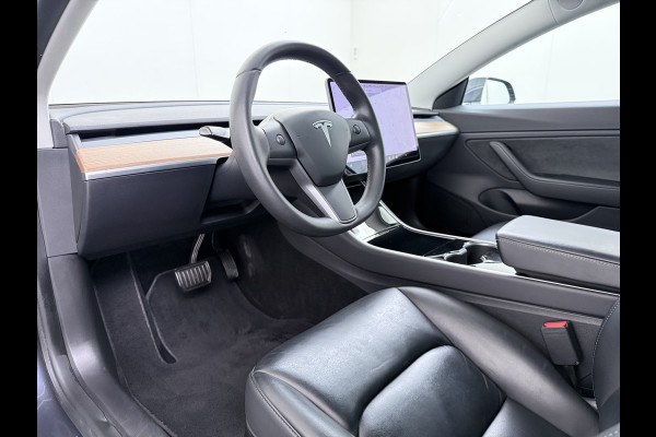 Tesla Model 3 Long Range AWD 75kWh Trekhaak AutoPilot Leeer Pano-dak Adaptive-Cruise Camera's Elektr.-Stuur+Stoelen+Spiegels+Geheugen+Easy-Ent Navi LED DAB Voorverwarmen interieur Keyless One-Pedal-Drive 4WD SOH 86% 1.000KG Trekgewicht Origineel Nederlandse Auto Fabrieksgarantie op Accu en Motor tot 19-12-2027/192.00km € 60.430 nieuw!