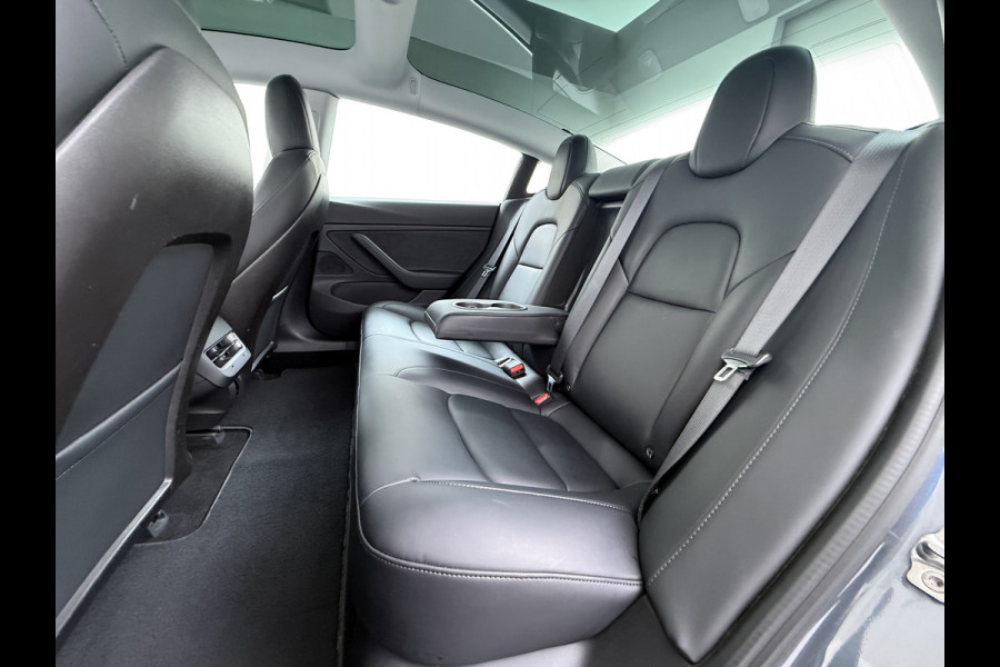 Tesla Model 3 Long Range AWD 75kWh Trekhaak AutoPilot Leeer Pano-dak Adaptive-Cruise Camera's Elektr.-Stuur+Stoelen+Spiegels+Geheugen+Easy-Ent Navi LED DAB Voorverwarmen interieur Keyless One-Pedal-Drive 4WD SOH 86% 1.000KG Trekgewicht Origineel Nederlandse Auto Fabrieksgarantie op Accu en Motor tot 19-12-2027/192.00km € 60.430 nieuw!