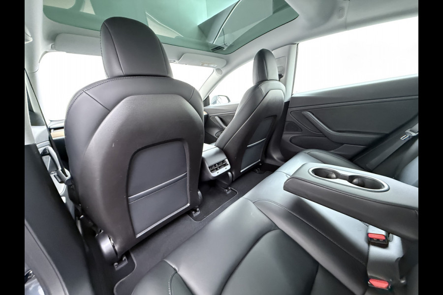 Tesla Model 3 Long Range AWD 75kWh Trekhaak AutoPilot Leeer Pano-dak Adaptive-Cruise Camera's Elektr.-Stuur+Stoelen+Spiegels+Geheugen+Easy-Ent Navi LED DAB Voorverwarmen interieur Keyless One-Pedal-Drive 4WD SOH 86% 1.000KG Trekgewicht Origineel Nederlandse Auto Fabrieksgarantie op Accu en Motor tot 19-12-2027/192.00km € 60.430 nieuw!