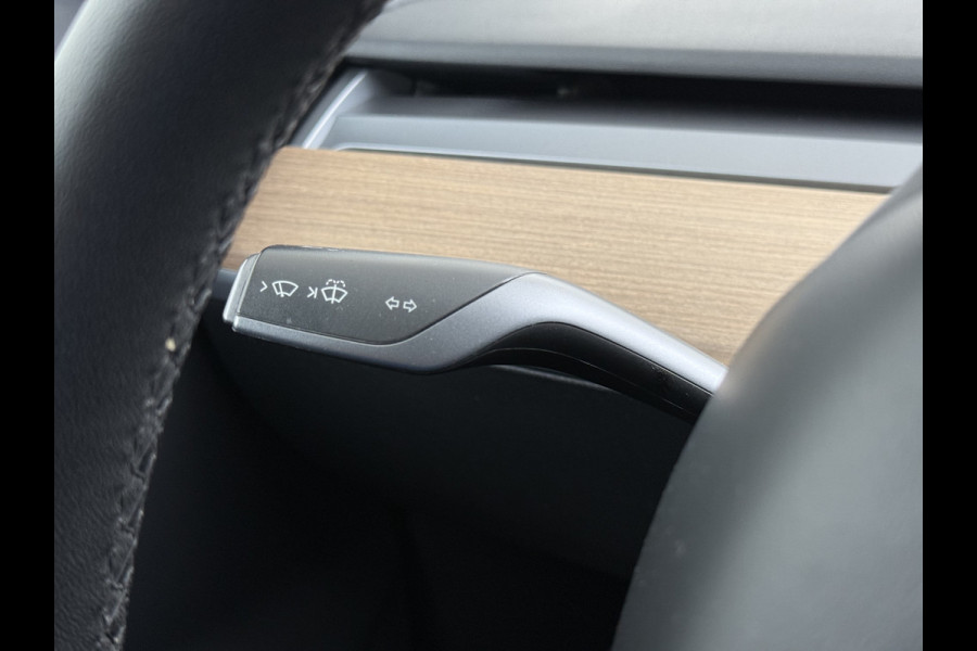 Tesla Model 3 Long Range AWD 75kWh Trekhaak AutoPilot Leeer Pano-dak Adaptive-Cruise Camera's Elektr.-Stuur+Stoelen+Spiegels+Geheugen+Easy-Ent Navi LED DAB Voorverwarmen interieur Keyless One-Pedal-Drive 4WD SOH 86% 1.000KG Trekgewicht Origineel Nederlandse Auto Fabrieksgarantie op Accu en Motor tot 19-12-2027/192.00km € 60.430 nieuw!