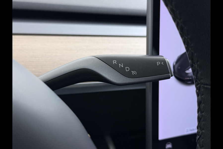 Tesla Model 3 Long Range AWD 75kWh Trekhaak AutoPilot Leeer Pano-dak Adaptive-Cruise Camera's Elektr.-Stuur+Stoelen+Spiegels+Geheugen+Easy-Ent Navi LED DAB Voorverwarmen interieur Keyless One-Pedal-Drive 4WD SOH 86% 1.000KG Trekgewicht Origineel Nederlandse Auto Fabrieksgarantie op Accu en Motor tot 19-12-2027/192.00km € 60.430 nieuw!