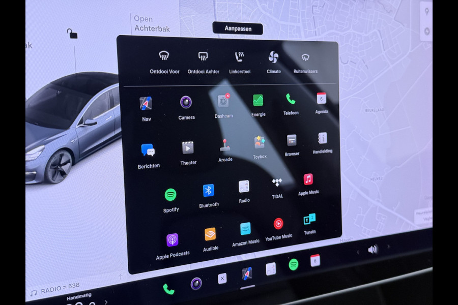 Tesla Model 3 Long Range AWD 75kWh Trekhaak AutoPilot Leeer Pano-dak Adaptive-Cruise Camera's Elektr.-Stuur+Stoelen+Spiegels+Geheugen+Easy-Ent Navi LED DAB Voorverwarmen interieur Keyless One-Pedal-Drive 4WD SOH 86% 1.000KG Trekgewicht Origineel Nederlandse Auto Fabrieksgarantie op Accu en Motor tot 19-12-2027/192.00km € 60.430 nieuw!