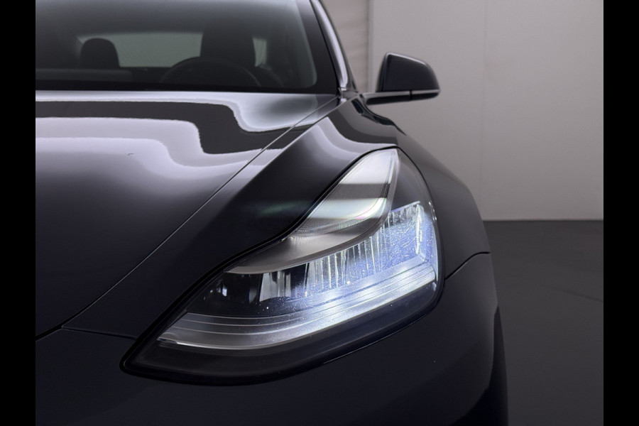 Tesla Model 3 Long Range AWD 75kWh Trekhaak AutoPilot Leeer Pano-dak Adaptive-Cruise Camera's Elektr.-Stuur+Stoelen+Spiegels+Geheugen+Easy-Ent Navi LED DAB Voorverwarmen interieur Keyless One-Pedal-Drive 4WD SOH 86% 1.000KG Trekgewicht Origineel Nederlandse Auto Fabrieksgarantie op Accu en Motor tot 19-12-2027/192.00km € 60.430 nieuw!