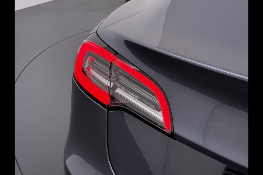 Tesla Model 3 Long Range AWD 75kWh Trekhaak AutoPilot Leeer Pano-dak Adaptive-Cruise Camera's Elektr.-Stuur+Stoelen+Spiegels+Geheugen+Easy-Ent Navi LED DAB Voorverwarmen interieur Keyless One-Pedal-Drive 4WD SOH 86% 1.000KG Trekgewicht Origineel Nederlandse Auto Fabrieksgarantie op Accu en Motor tot 19-12-2027/192.00km € 60.430 nieuw!