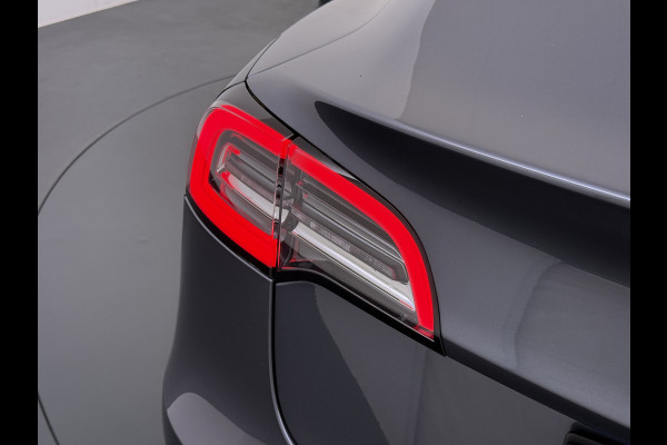 Tesla Model 3 Long Range AWD 75kWh Trekhaak AutoPilot Leeer Pano-dak Adaptive-Cruise Camera's Elektr.-Stuur+Stoelen+Spiegels+Geheugen+Easy-Ent Navi LED DAB Voorverwarmen interieur Keyless One-Pedal-Drive 4WD SOH 86% 1.000KG Trekgewicht Origineel Nederlandse Auto Fabrieksgarantie op Accu en Motor tot 19-12-2027/192.00km € 60.430 nieuw!