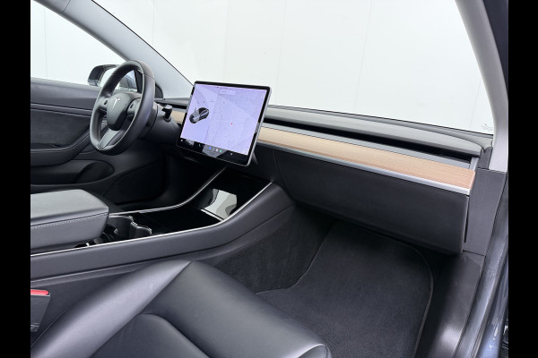Tesla Model 3 Long Range AWD 75kWh Trekhaak AutoPilot Leeer Pano-dak Adaptive-Cruise Camera's Elektr.-Stuur+Stoelen+Spiegels+Geheugen+Easy-Ent Navi LED DAB Voorverwarmen interieur Keyless One-Pedal-Drive 4WD SOH 86% 1.000KG Trekgewicht Origineel Nederlandse Auto Fabrieksgarantie op Accu en Motor tot 19-12-2027/192.00km € 60.430 nieuw!