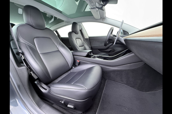 Tesla Model 3 Long Range AWD 75kWh Trekhaak AutoPilot Leeer Pano-dak Adaptive-Cruise Camera's Elektr.-Stuur+Stoelen+Spiegels+Geheugen+Easy-Ent Navi LED DAB Voorverwarmen interieur Keyless One-Pedal-Drive 4WD SOH 86% 1.000KG Trekgewicht Origineel Nederlandse Auto Fabrieksgarantie op Accu en Motor tot 19-12-2027/192.00km € 60.430 nieuw!