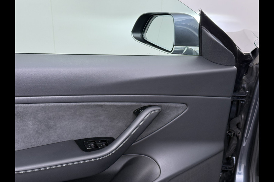 Tesla Model 3 Long Range AWD 75kWh Trekhaak AutoPilot Leeer Pano-dak Adaptive-Cruise Camera's Elektr.-Stuur+Stoelen+Spiegels+Geheugen+Easy-Ent Navi LED DAB Voorverwarmen interieur Keyless One-Pedal-Drive 4WD SOH 86% 1.000KG Trekgewicht Origineel Nederlandse Auto Fabrieksgarantie op Accu en Motor tot 19-12-2027/192.00km € 60.430 nieuw!
