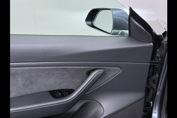 Tesla Model 3 Long Range AWD 75kWh Trekhaak AutoPilot Leeer Pano-dak Adaptive-Cruise Camera's Elektr.-Stuur+Stoelen+Spiegels+Geheugen+Easy-Ent Navi LED DAB Voorverwarmen interieur Keyless One-Pedal-Drive 4WD SOH 86% 1.000KG Trekgewicht Origineel Nederlandse Auto Fabrieksgarantie op Accu en Motor tot 19-12-2027/192.00km € 60.430 nieuw!