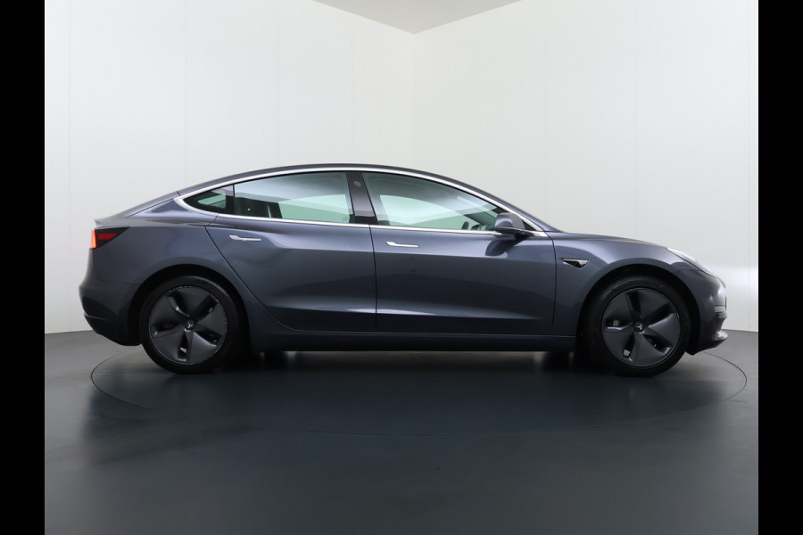 Tesla Model 3 Long Range AWD 75kWh Trekhaak AutoPilot Leeer Pano-dak Adaptive-Cruise Camera's Elektr.-Stuur+Stoelen+Spiegels+Geheugen+Easy-Ent Navi LED DAB Voorverwarmen interieur Keyless One-Pedal-Drive 4WD SOH 86% 1.000KG Trekgewicht Origineel Nederlandse Auto Fabrieksgarantie op Accu en Motor tot 19-12-2027/192.00km € 60.430 nieuw!