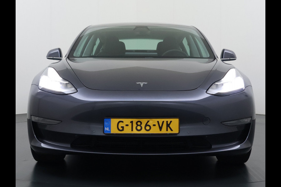 Tesla Model 3 Long Range AWD 75kWh Trekhaak AutoPilot Leeer Pano-dak Adaptive-Cruise Camera's Elektr.-Stuur+Stoelen+Spiegels+Geheugen+Easy-Ent Navi LED DAB Voorverwarmen interieur Keyless One-Pedal-Drive 4WD SOH 86% 1.000KG Trekgewicht Origineel Nederlandse Auto Fabrieksgarantie op Accu en Motor tot 19-12-2027/192.00km € 60.430 nieuw!