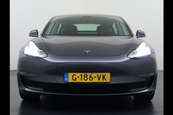 Tesla Model 3 Long Range AWD 75kWh Trekhaak AutoPilot Leeer Pano-dak Adaptive-Cruise Camera's Elektr.-Stuur+Stoelen+Spiegels+Geheugen+Easy-Ent Navi LED DAB Voorverwarmen interieur Keyless One-Pedal-Drive 4WD SOH 86% 1.000KG Trekgewicht Origineel Nederlandse Auto Fabrieksgarantie op Accu en Motor tot 19-12-2027/192.00km € 60.430 nieuw!