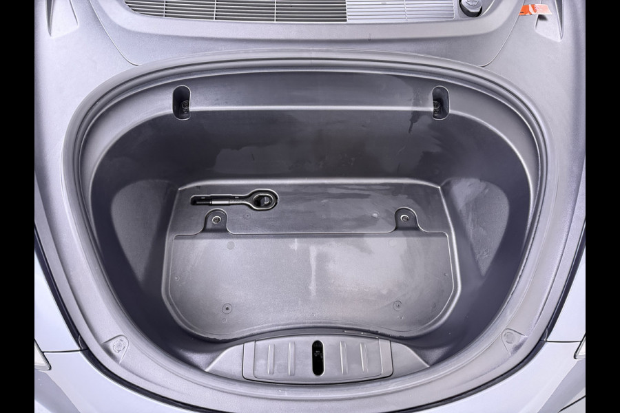 Tesla Model 3 Long Range AWD 75kWh Trekhaak AutoPilot Leeer Pano-dak Adaptive-Cruise Camera's Elektr.-Stuur+Stoelen+Spiegels+Geheugen+Easy-Ent Navi LED DAB Voorverwarmen interieur Keyless One-Pedal-Drive 4WD SOH 86% 1.000KG Trekgewicht Origineel Nederlandse Auto Fabrieksgarantie op Accu en Motor tot 19-12-2027/192.00km € 60.430 nieuw!