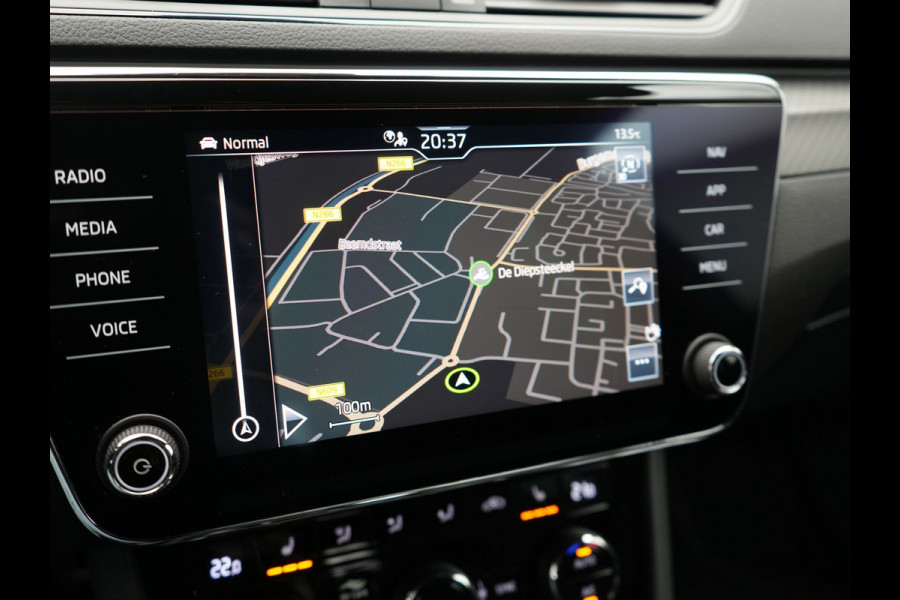 Škoda Superb Combi 1.4 TSI iV Sportline Business Plug In Hybrid 218pk Dealer O.H. PHEV | Trekhaak Af Fabriek | Adaptive Cruise | 360 Camera | Canton Audio | Alcantara Sportstoelen Memory & Verwarmd | Sfeerverlichting | Stuur Verwarmd | Keyless | Crystal LED | DAB |