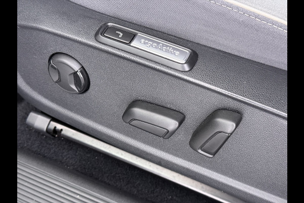 Volkswagen ID.3 First Max 62kWh Pano-dak 20"lm Head-Up-Display Adap.Cruise Camera Elek.Stoelen Navi Ecc Keyless Advanced Head-Up Matrix-Led SOH 91% Ergo Active Stoelen+Stuur+Stoelverwarming Led-a-licht dynamisch Apple Carplay Android Auto Dodehoek detector Dealeronderhouden Origineel Nederlandse Auto € 49.175,- nieuw!