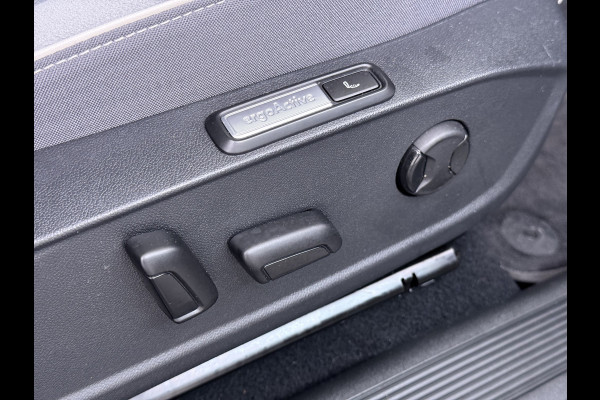 Volkswagen ID.3 First Max 62kWh Pano-dak 20"lm Head-Up-Display Adap.Cruise Camera Elek.Stoelen Navi Ecc Keyless Advanced Head-Up Matrix-Led SOH 91% Ergo Active Stoelen+Stuur+Stoelverwarming Led-a-licht dynamisch Apple Carplay Android Auto Dodehoek detector Dealeronderhouden Origineel Nederlandse Auto € 49.175,- nieuw!