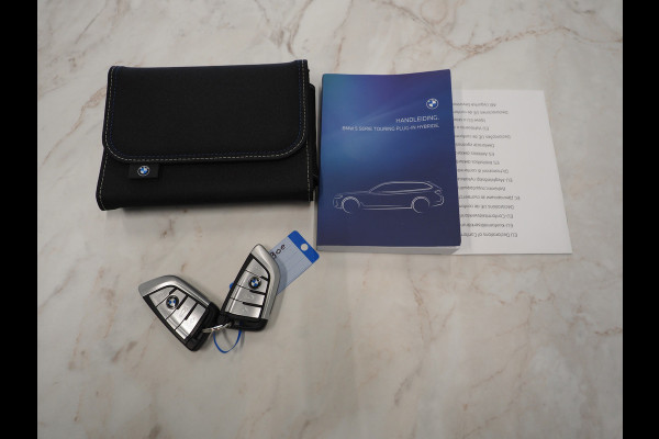 BMW 5 Serie Touring 530e xDrive | Panoramadak | Leder | Sfeerlicht | Carplay | Camera | Stoelverwarming